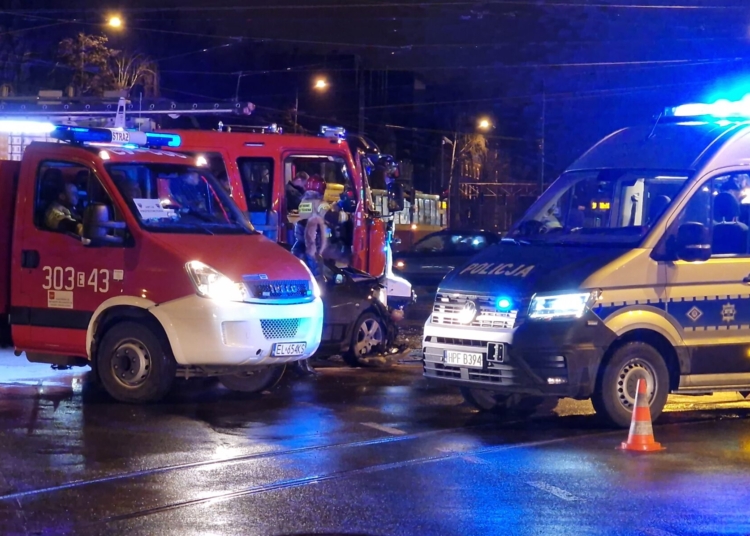 Wypadek na skrzyżowaniu marszałków w Łodzi Rozbite 2 samochody osobowe