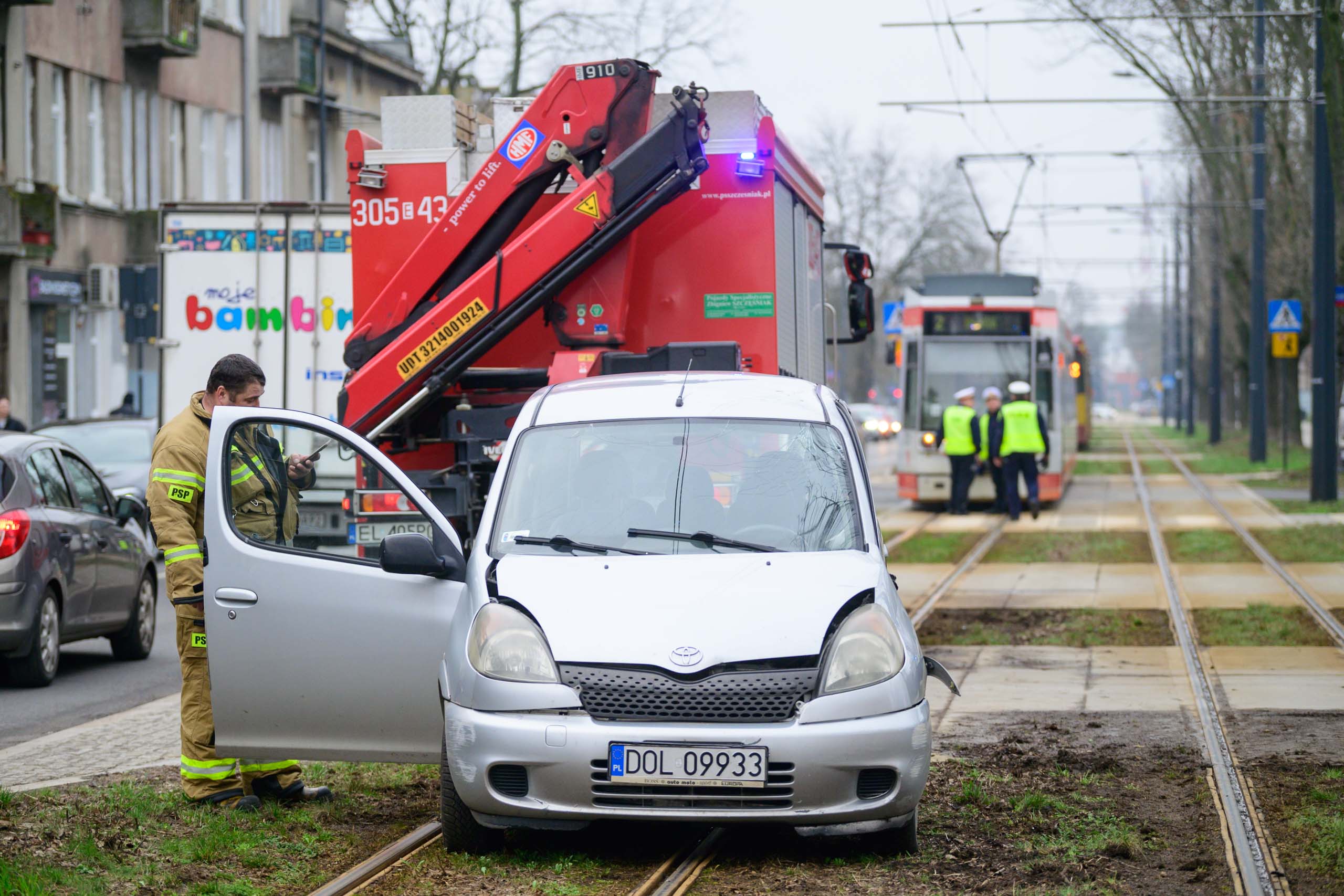 Wypadek Samochodu Z Tramwajem Na D Browskiego Osoba Ranna Zdj Cia