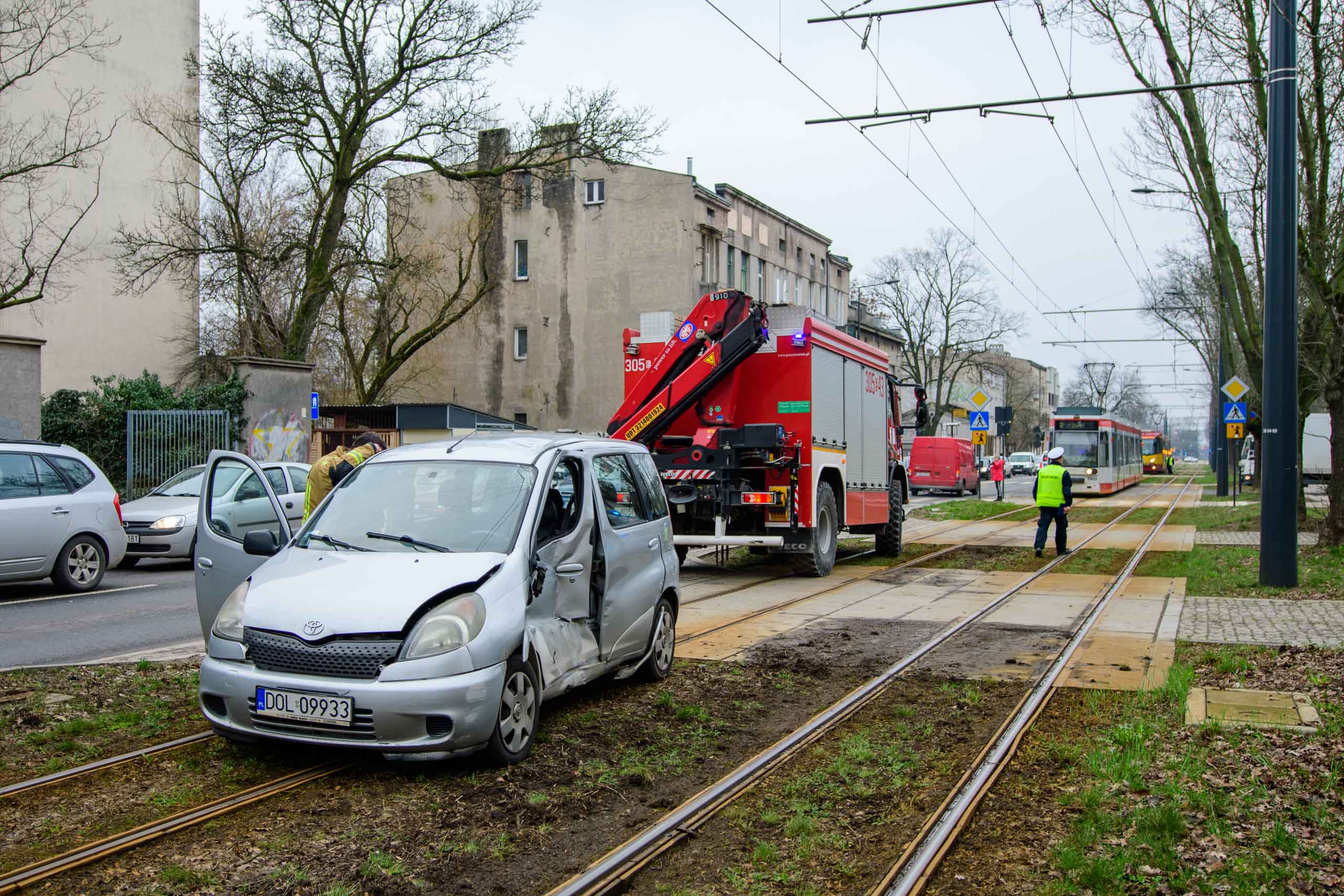 Wypadek samochodu z tramwajem na Dąbrowskiego 1 osoba ranna ZDJĘCIA