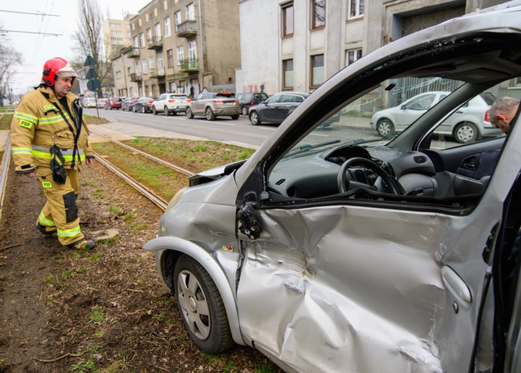 Wypadek Samochodu Z Tramwajem Na D Browskiego Osoba Ranna Zdj Cia