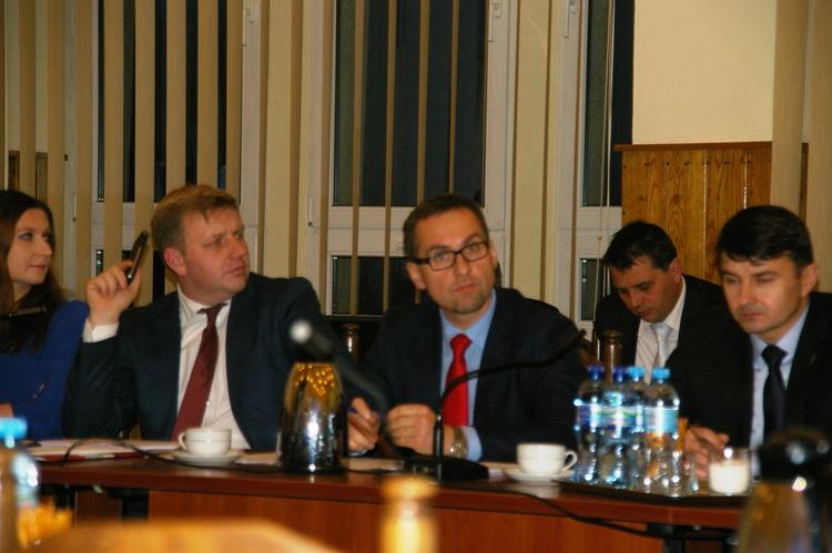 Radomszczańscy radni przerwali sesję. Dlaczego? 1 10427 73fa772419c671ceb7f2ee9b0a9b57f4