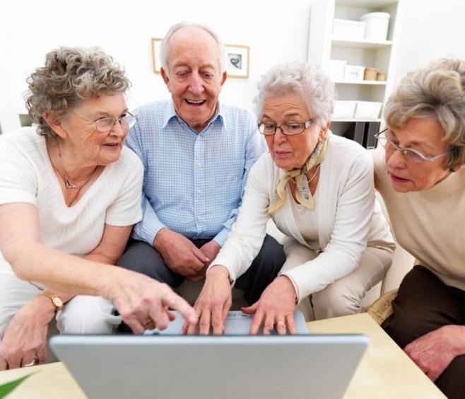 Seniorzy uczą się jak korzystać z sieci 1 10584 640079a47d3142746f27e980f0850f7d