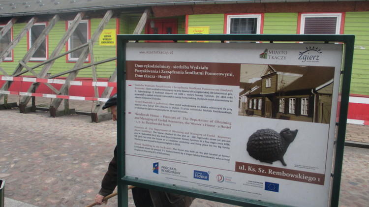 Mieli naprawić uszkodzony dom w Mieście Tkaczy w Zgierzu. "Ani widu, ani słychu. Panie, nic nie robią" 2 12303 a960b90297b1c10786873475b4b2132e