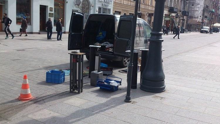 Na Piotrkowskiej montują wysuwane słupki 1 13344 f9b4681d0c83830c5621dc2c8bb98c81