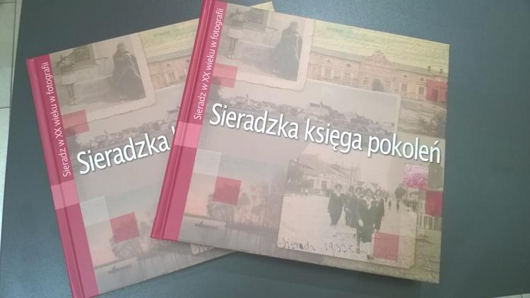 Promują album "Sieradzka księga pokoleń" 1 14746 e012d9bac29e135a397351ab6474616e
