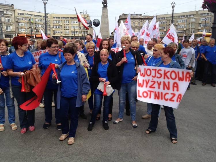 Ruszył protest pracowników Wojskowych Zakładów Lotniczych w Łodzi 1 15256 3e0cbbda5e1976ad3f9a9109ad4f7443