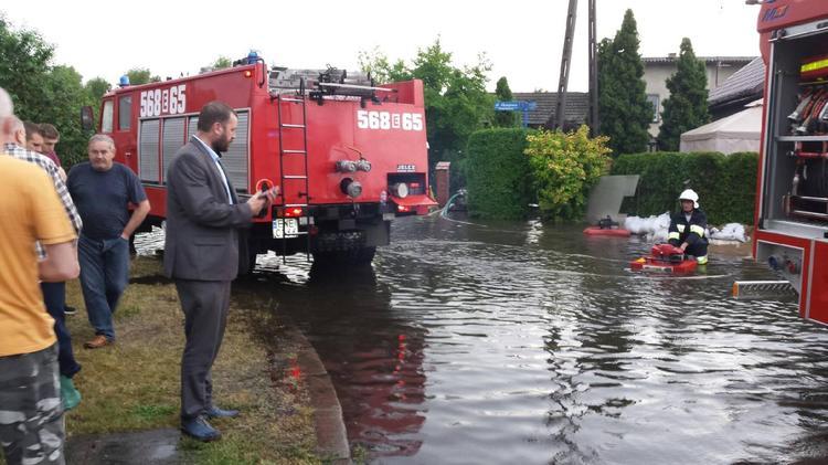Burza w Łódzkiem. Koło Łasku zginął mężczyzna rażony piorunem. W Wieruszowie powołano sztab kryzysowy 1 15380 e3c6bcfc99f0c4f5988497c4c5e248cd