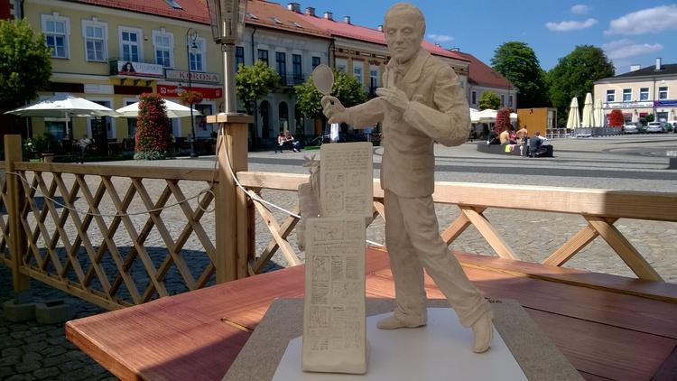 Rzeźba słynnego fryzjera stanie w Sieradzu. Zobacz projekt 1 15979 46e78bc8dd394c64c8d8fcf509673bef