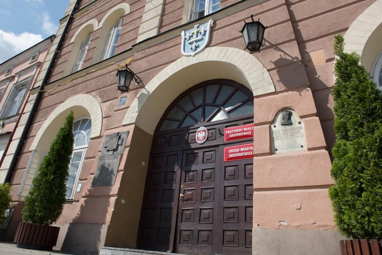 Przebudowa wejścia do skierniewickiego Ratusza. Przetarg 1 16590 f2e38f1653c6a3415275a945af74834a