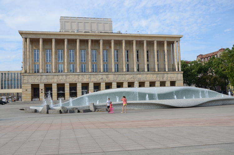 Plac Dąbrowskiego i Teatr Wielki 1 17484 35952db153c9c1f93326fba316461c8e