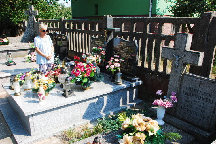 Grób psa na cmentarzu parafialnym w Skierniewicach 1 17670 ddec91555a8f3cc1803daaeb2d572d52