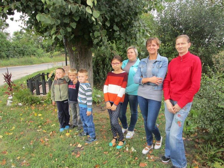 Do szkoły w deszczu i pod wiatr. Dzieci z gminy Dalików czekają na przystanek 1 17961 76aae646d4cfdbf696c2d337a00991b0