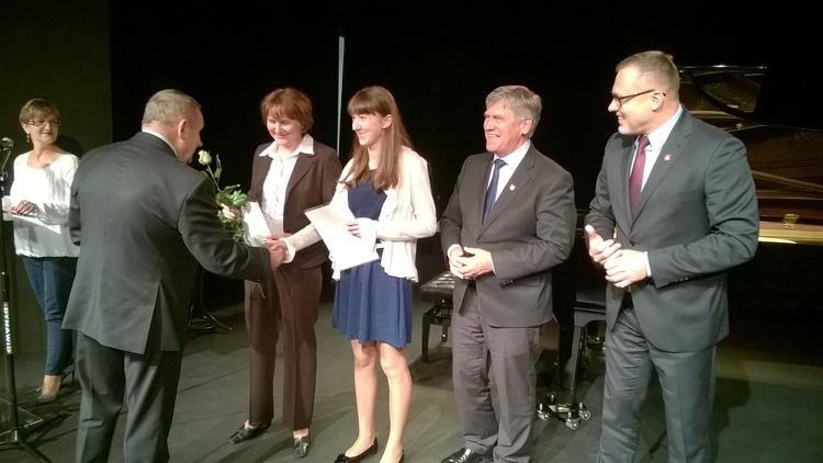 Nauka popłaca. Sieradzcy uczniowie z nagrodami pieniężnymi 1 18348 55629604bd6db389a49f3d4d7b9a2b61