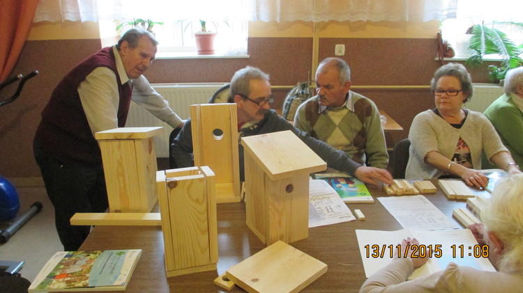 Seniorzy z Aleksandrowa składali budki lęgowe 2 19892 082ac62b49d7a440746c9505061ed8df