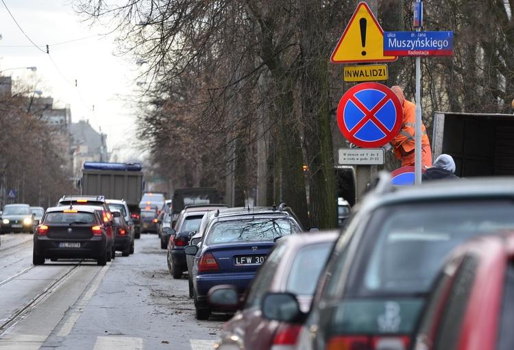 Uwaga kierowcy! Zakaz parkowania na Narutowicza, wydzielony pas dla tramwajów 3 20250 826e991e34a051279882cb140d07f86b