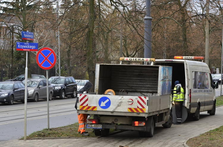 Uwaga kierowcy! Zakaz parkowania na Narutowicza, wydzielony pas dla tramwajów 4 20250 f1653247dd3b177fe93d8fbc73a129d6