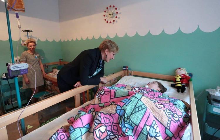 "Przyjechała bez rozgłosu, mediów". Pierwsza Dama z wizytą w łódzkim hospicjum 1 20277 077895e5e30058ffb894809811917682