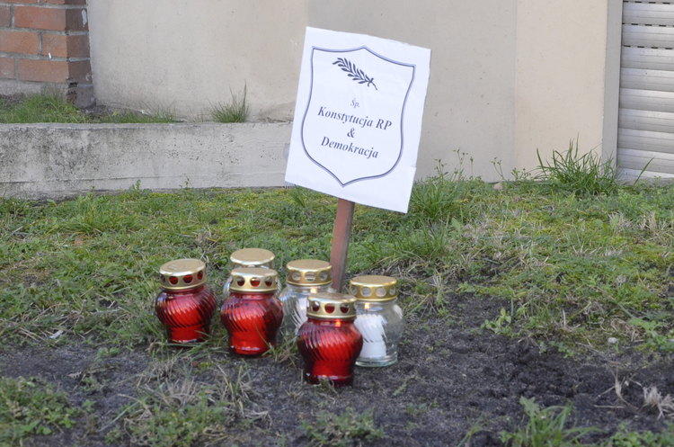 Znicze przed siedzibą PiS. "Jestem zbulwersowany" 1 20536 61eb1d09d9f804fd23e0339993494bf4