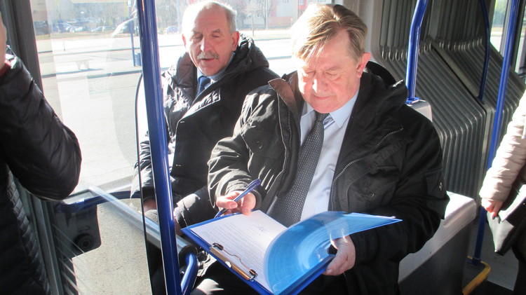 Regionalny autobus linii 2 z nowym punktem przesiadkowym 2 22363 3e6995a791fb4f88ed6769d0624bf5ae