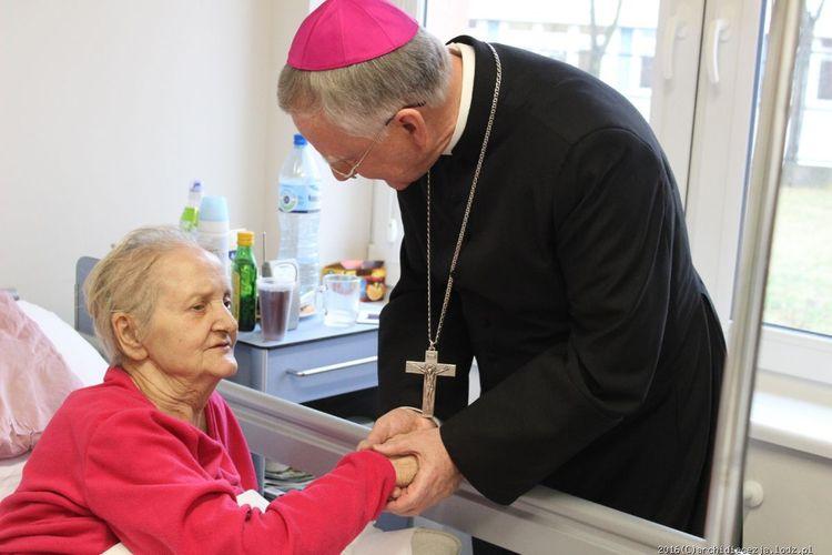 Arcybiskup Jędraszewski odwiedził chorych w szpitalu Kopernika 1 22442 90fd6ab53a36e22254ccd013a09dd979