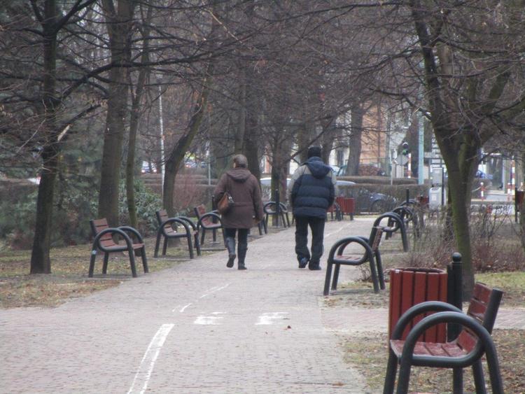 Problem z pijącymi alkohol w wieluńskim parku 2 22597 a9dad18fa03bfa4f9527554233611197
