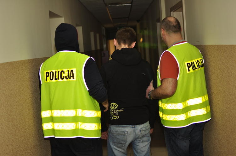 Strzelał do przystanku z pistoletu na kulki. Zniszczył szybę 1 23554 3979821d3472413ba89c4f2fd531cf0e