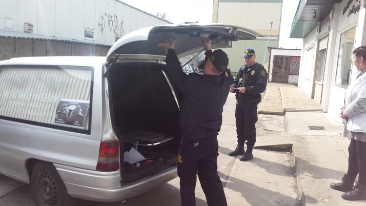 Walka z dopalaczami w Łódzkiem. "Postawiliśmy karawan przed sklepem" 2 24198 9b8d527a5dc925f2f9234334fb17468d