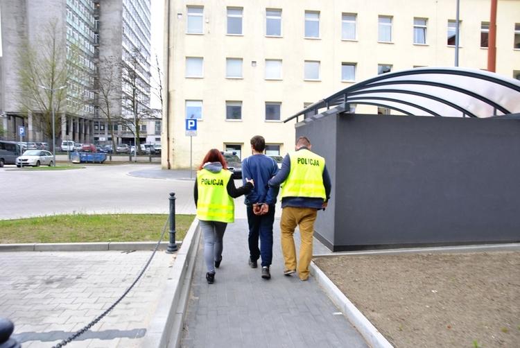 Zaatakował taksówkarza. Wbił mu w szyję nożyczki 1 24431 45e7d6ef26b662db9e1f1d5fb5acc0eb