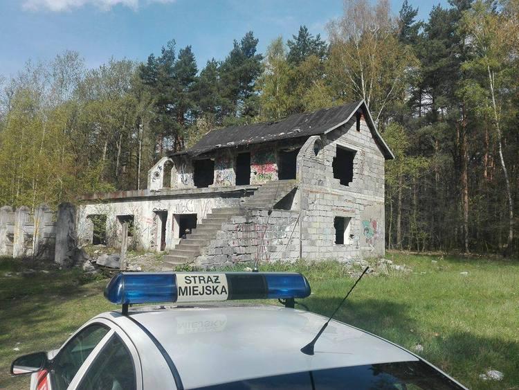 Ruiny w zgierskim lesie. "Może tam dojść do tragedii" 1 24569 c05c86194388f13c94db28c3b2dc1903