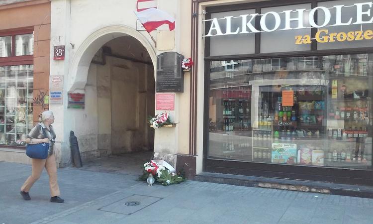 Alkohol i tablica pamięci. Gdzie kończy się szacunek dla historii 1 24935 0730cd6bd7be720400bcb5ab85162a59