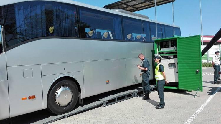 Kontrole autobusów. W Strykowie testują mobilną stację diagnostyczną 1 26149 9b5eedd49ab3e8283cbca6acc504e9bc