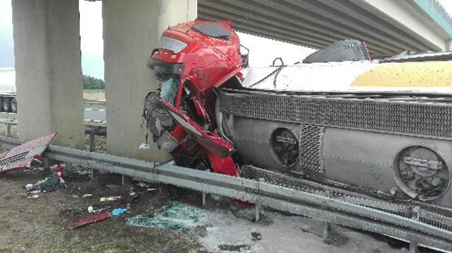 Wypadek na A2. Kierowca cysterny z paliwem uderzył w filar wiaduktu 1 26472 9243196dc2196b7971af551b4a1f042b