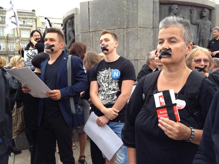 "Zakazują mówić, więc wymownie milczymy". Czarny Protest KOD 1 26476 8e0929bd4f6243ba712caaca2930c904