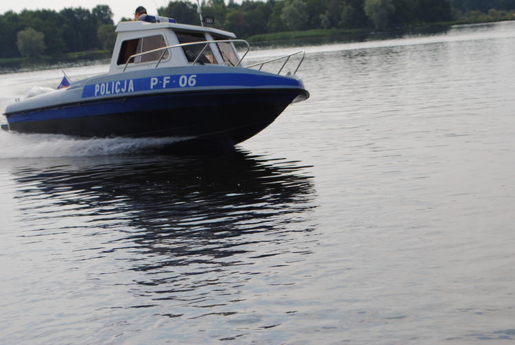 Pływali i zaskoczyła ich burza. Policja uratowała im życie 1 26520 9741de6e7127d4c881efd3fe6874795f