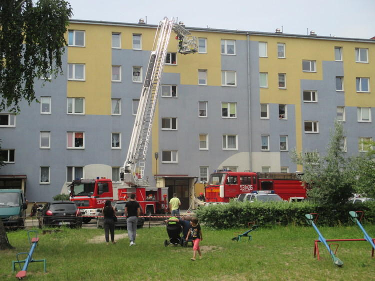 Ogień próbował opanować dach bloku w Sieradzu 1 26565 9e8fabd36e397d53105f68dd097a76a9