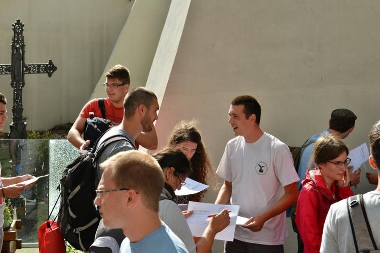 Światowe Dni Młodzieży. Pielgrzymi zwiedzają Piotrków Trybunalski 1 26917 ed10acca748af3d95447a490066a7d6d