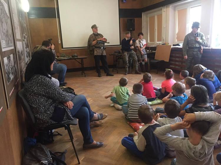 Żywa lekcja historii. O partyzantach dla dzieci w Muzeum Tradycji Niepodległościowych 1 27469 19f8b69eb4465bb971e22f993f04140b