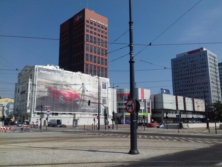 Nielegalna reklama w parku kulturowym na Piotrkowskiej 1 28065 21299c06b49f1cc4112f391c33dd1711