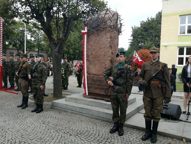 Odsłonięcie pomnika Żołnierzy Wyklętych Ziemi Sieradzkiej 1 28727 adb72ba0b7698031fc0fa93d7864e1b0