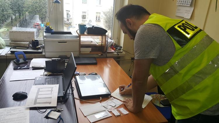Zgierscy policjanci zlikwidowali sklep z dopalaczami 1 29033 3abf94ec7e9f3dc48528d0bcdfdd9a25