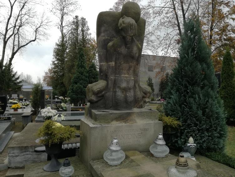 "Fatum". Niezwykły pomnik na sieradzkim cmentarzu 1 29829 ecbb0d19c1c247ddfccdaf26bf1f0897