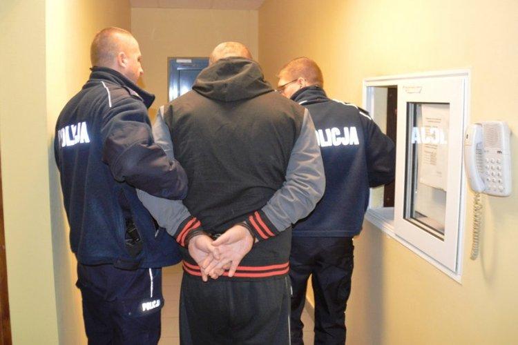 Zaatakował policjantów tasakiem 1 30222 1f71ea230e5f34d19b0e98ae797ede31