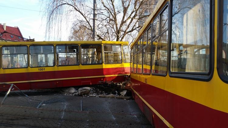 Wypadek na ulicy Przybyszewskiego w Łodzi. Wykoleił się tramwaj 1 30901 9326999b26fffa82af7af87165dfa024