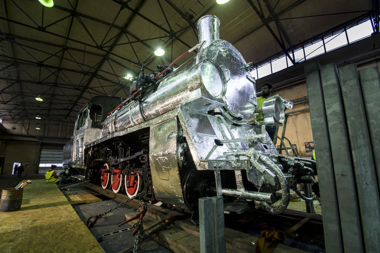 Historyczna lokomotywa w folii aluminiowej na Dworcu Łódź Fabryczna 1 30970 9d77c06ff9d0c020f5218f32e57da780