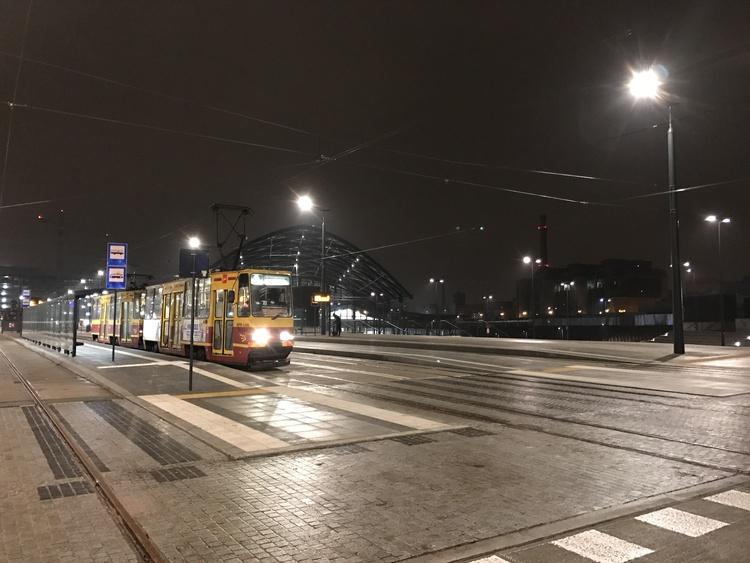 Pierwszy tramwaj przed dworcem Łódź Fabryczna 1 31082 e4f0fbac9f3a9f4d3c455ec0cf22ab4f