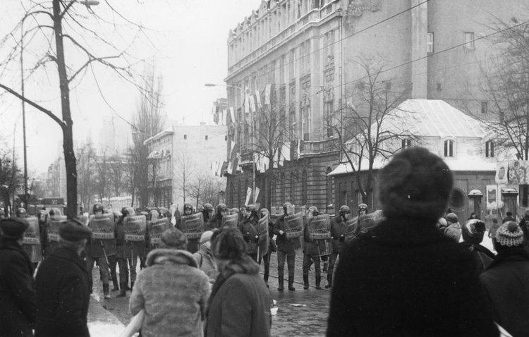 35. rocznica wprowadzenia stanu wojennego. "Silniejsza od strachu była więź między ludźmi" 5 31160 2e8474047c4fc2128b221c737044bfec