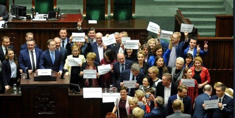 Budżet uchwalony w Sali Kolumnowej. Protesty w Sejmie i przed Sejmem 1 31261 7699d8c99b2d2dbd73a5ebd6b946ef25