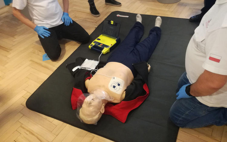 Nie bój się, pomóż. Defibrylatory same poprowadzą akcję reanimacyjną 1 31373 f8368c2ea71babb08e2c69d3cb6e7566