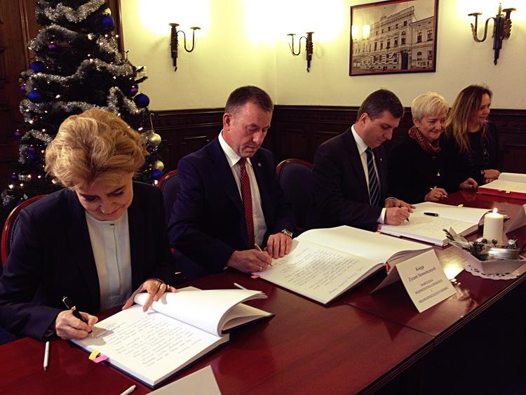 Księga Życzeń Noworocznych. Z optymizmem w przyszłość 1 31663 6c7efa45d94373be73f9927ffbbf508d