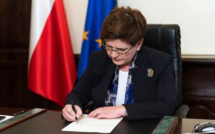 Premier Beata Szydło w TVP. "Dziękuję za wyrazy wsparcia" 1 32800 f5d7fb420dc44e27e0b5bf91f6b16051